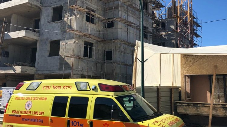 פועל בניין נפל אל מותו באתר בנייה בנתניה