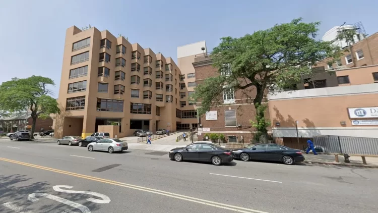 בית החולים Victory Memorial Hospital בניו יורק (Google Street View)