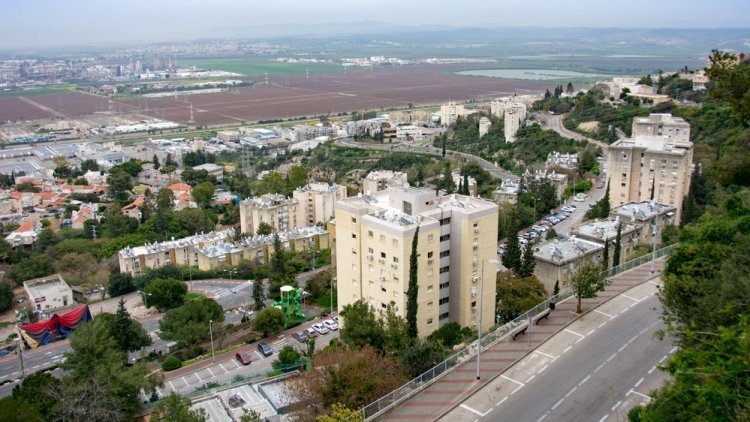 העיר נשר ומפרץ חיפה (שאטרסטוק)
