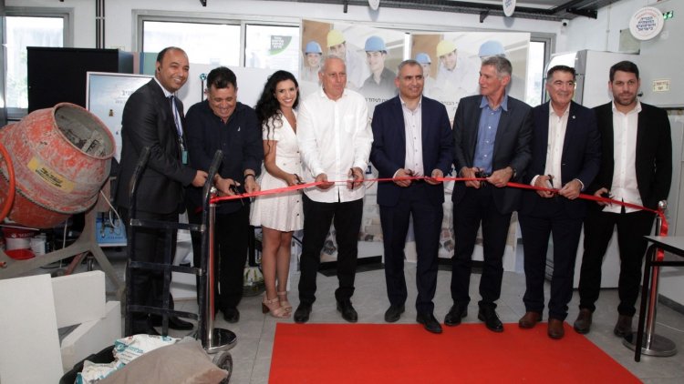 ימן לשמאל: משה בן זקן מנכ"ל הקרן לעידוד ופיתוח ענף הבנייה; ראול סרוגו, נשיא התאחדות הקבלנים בוני הארץ; ח"כ יאיר גולן, סגן שרת הכלכלה; ח"כ זאב אלקין, שר הבינוי והשיכון; יו"ר התאחדות קבלני השיפוצים ערן סיב; מנכ"לית התאחדות קבלני השיפוצים, נטלי שמעון וינשטיין יצחק מויאל, יו"ר הסתדרות עובדי הבניין והתעשיות הנלוות נציג משלחת דיפלומטית ממרוקו שעוסקת בקידום עולם הבנייה ימן לשמאל: משה בן זקן מנכ"ל הקרן לעידוד ופיתוח ענף הבנייה; ראול סרוגו, נשיא התאחדות הקבלנים בוני הארץ; ח"כ יאיר גולן, סגן שרת הכלכלה; ח"כ זאב אלקין, שר הבינוי והשיכון; יו"ר התאחדות קבלני השיפוצים ערן סיב; מנכ"לית התאחדות קבלני השיפוצים, נטלי שמעון וינשטיין יצחק מויאל, יו"ר הסתדרות עובדי הבניין והתעשיות הנלוות נציג משלחת דיפלומטית ממרוקו שעוסקת בקידום עולם הבנייה