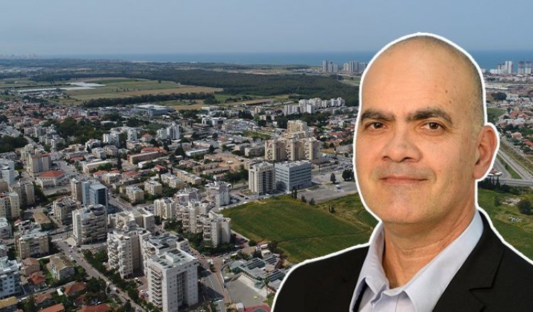 יו"ר הוועדה המחוזית חיפה, רונן סגל, על רקע העיר חדרה (לע"מ, שאטרסטוק)