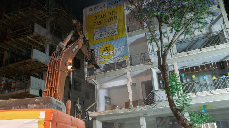 הריסת הבניין השני של ברוש ברחוב בלוך בתל אביב (ינאי אלפסי) 
