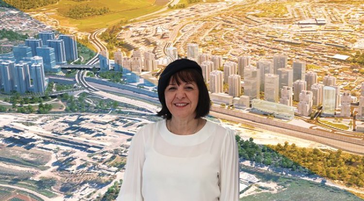 ראש העיר בית שמש עליזה בלוך על רקע הדמיית התוכנית (דוברות עיריית בית שמש, ארמון אדריכלים) 
