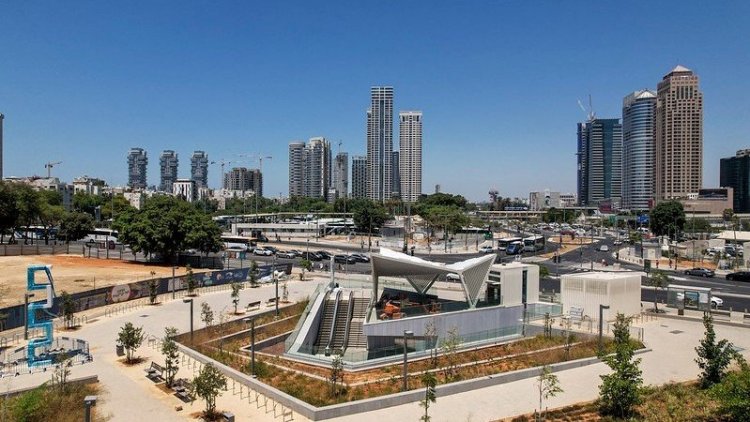 אחת מתחנות הרכבת הקלה בתל אביב (גיא יחיאלי, יותם מונק) 