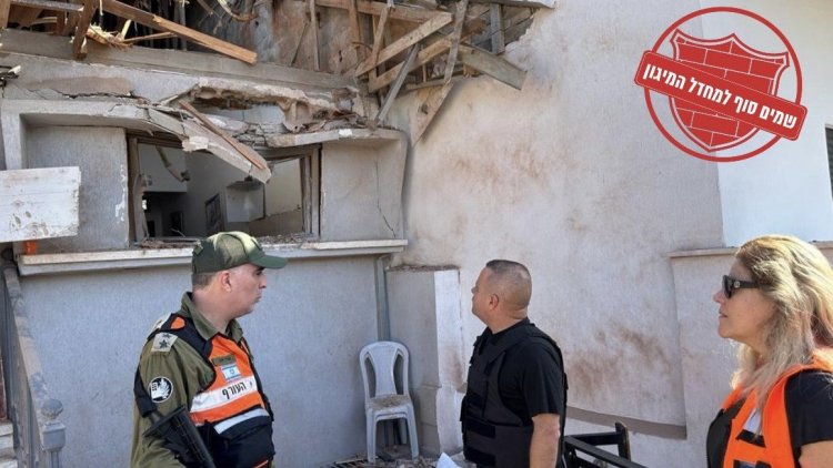 ראש העיר אשקלון תומר גלאם ליד בית שנפגע מרקטה בעיר (דוברות עיריית אשקלון) 