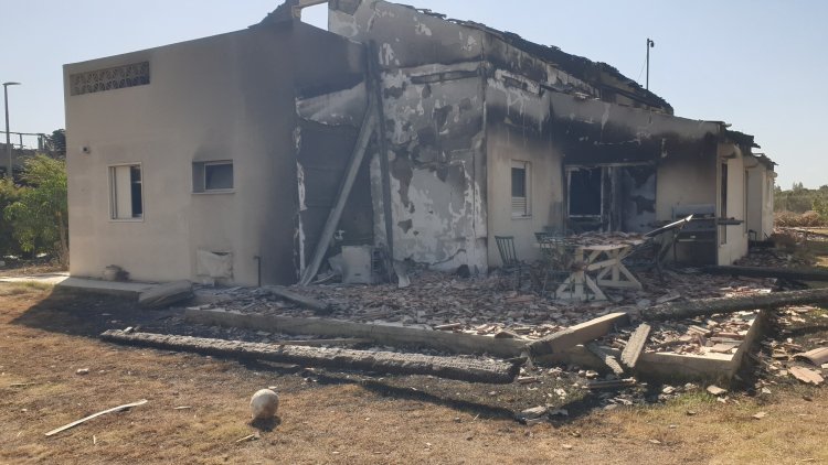 בית שרוף בקיבוץ בארי לאחר הטבח (שאטרסטוק) 