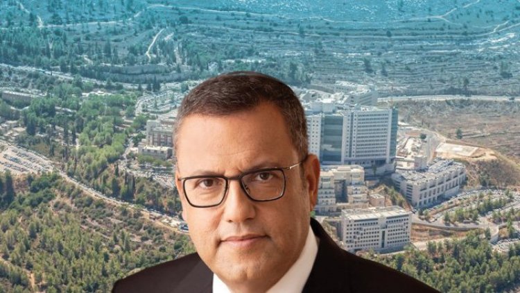 ראש העיר ירושלים משה ליאון, על רקע בית החולים הדסה והקרקעות הסמוכות לו (ראובן קופיצ'ינסקי, שאטרסטוק)