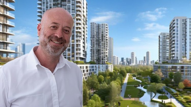 ראש עיריית רמת השרון אבי גרובר על רקע הדמיית הרובע החדש בגלילות (עירית רמת השרון, Cc-by-sa-3.0, מזור-פירשט אדריכלים) ראש עיריית רמת השרון אבי גרובר על רקע הדמיית הרובע החדש בגלילות (עירית רמת השרון, Cc-by-sa-3.0, מזור-פירשט אדריכלים)