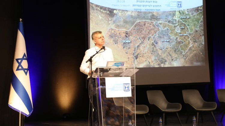ראש מנהלת תקומה משה אדרי, מציג את תוכנית החומש לשיקום העוטף (אמיר ח)