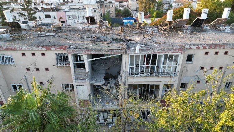בניין שנפגע מרקטה בראשל"צ (יורם אלעזרי - סיירת רחפנים עיריית ראשון לציון)