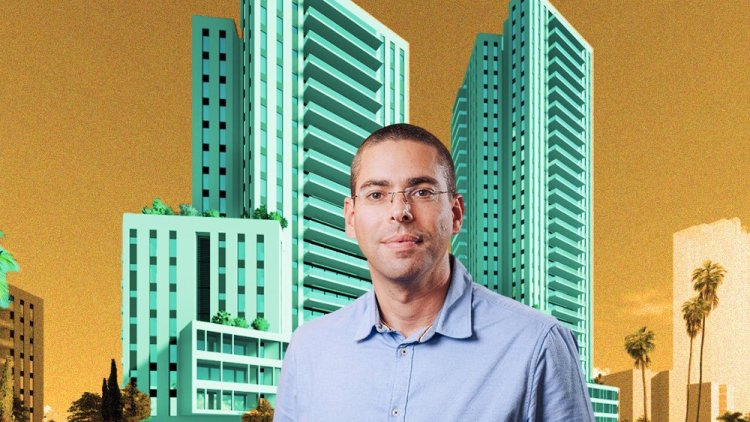 איל טישל, סמנכ"ל התחדשות עירונית באזורים, על רקע הדמיית הפרויקט בשכונה ה' (ינאי אלפסי, אדריכלים V.s.o.c)