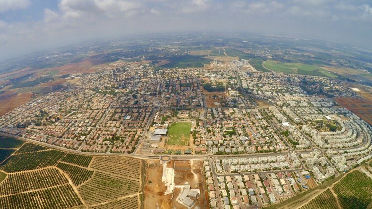 כפר יונה ממבט הרחפן (Eyalasaf, ויקימדיה) 