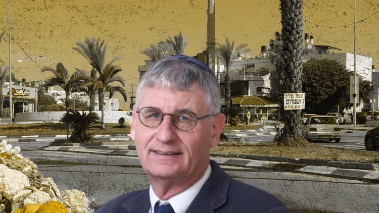 יו"ר הוועדה ההמחוזית מרכז מיכה גדרון על רקע טירה (משרד עו"ד גדרון, Etan J. Tal, ויקימדיה)