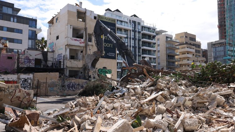 הריסת המבנים הישנים בטיילת (רונן אטדגי)