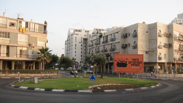 רחוב בלפור בבת ים (אורי, ויקימדיה) רחוב בלפור בבת ים (אורי, ויקימדיה)
