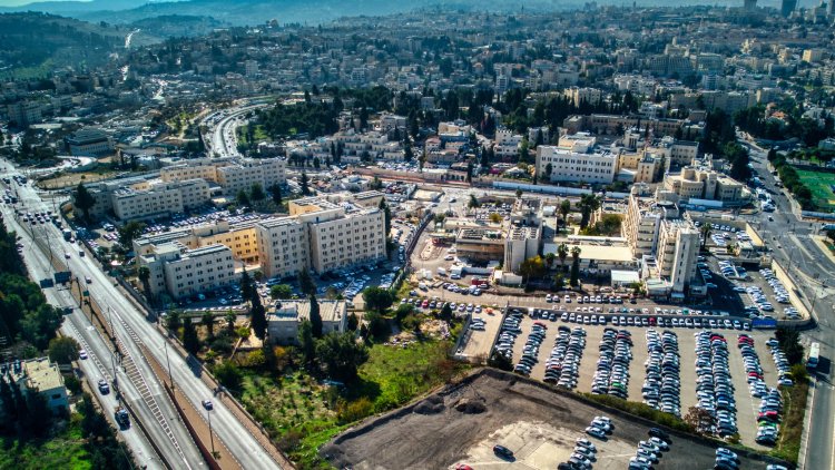 קריית מנחם בגין במזרח ירושלים (חגי אגמון שניר, ויקימדיה) קריית מנחם בגין במזרח ירושלים (חגי אגמון שניר, ויקימדיה)