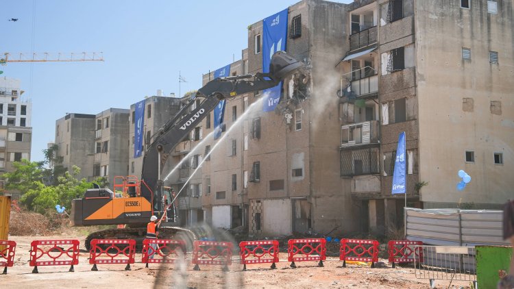 ההריסה של יובלים בקרית נורדאו בנתניה (מייק יודין) ההריסה של יובלים בקרית נורדאו בנתניה (מייק יודין)