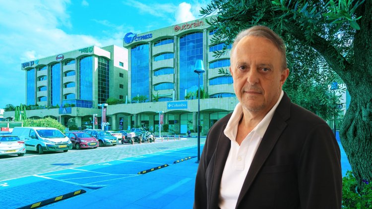 שלומי נחאיסי על רקע מתחם Y-CENTER בנתניה (מיטל ליפשיץ, Y-CENTER) שלומי נחאיסי על רקע מתחם Y-CENTER בנתניה (מיטל ליפשיץ, Y-CENTER)