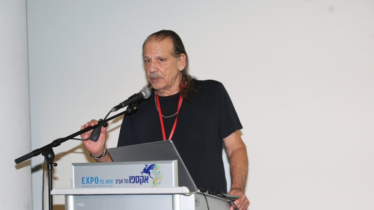 אדריכל אבנר ישר מקבל את האות (רפי דלויה) אדריכל אבנר ישר מקבל את האות (רפי דלויה)