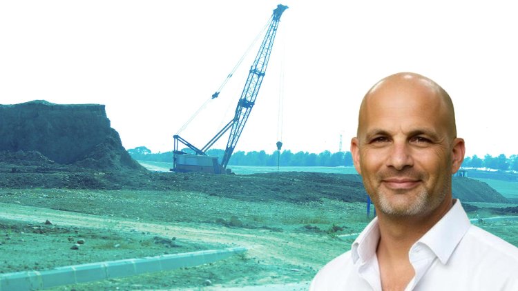 צחי נחמיאס, בעל מניות עיקרי ומנכ"ל משותף במגה אור החזקות, על רקע אתר בנייה באזור תעשייה עידן הנגב (מירי נחמיאס, Romayan, ויקימדיה) צחי נחמיאס, בעל מניות עיקרי ומנכ"ל משותף במגה אור החזקות, על רקע אתר בנייה באזור תעשייה עידן הנגב (מירי נחמיאס, Romayan, ויקימדיה)