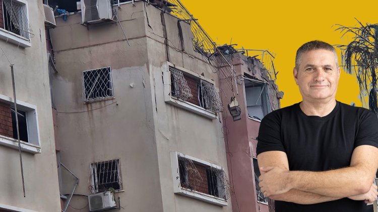 מארק זאבי על רקע בניין שנפגע (מיכה בריקמן) מארק זאבי על רקע בניין שנפגע (מיכה בריקמן)