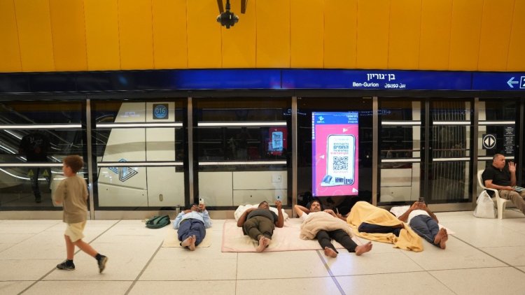 אנשים נשארים לישון בלילה. תחנת בן גוריון בבני ברק (נת"ע) אנשים נשארים לישון בלילה. תחנת בן גוריון בבני ברק (נת"ע)