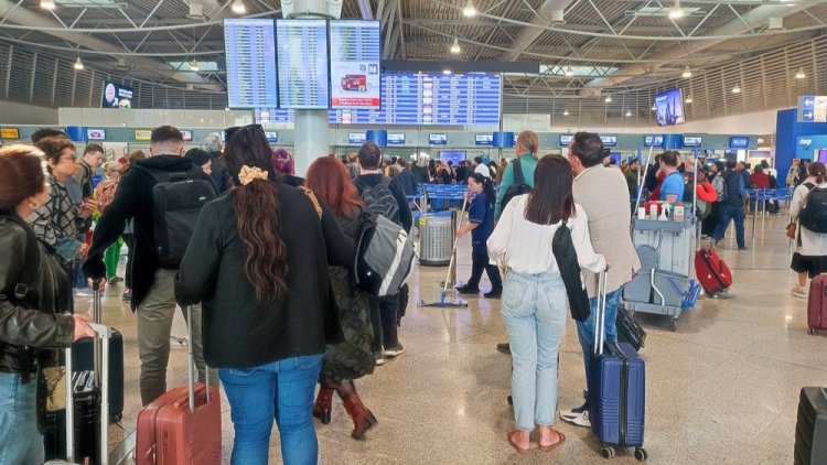 תיירים בנמל התעופה של אתונה (ארכיון,Tony_Papageorge / Shutterstock.com) תיירים בנמל התעופה של אתונה (ארכיון,Tony_Papageorge / Shutterstock.com)
