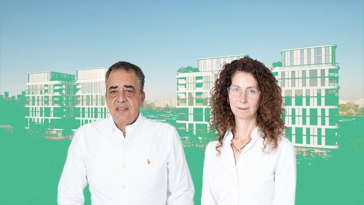 גיל קטה, בעלי קטה גרופ ומיכל שרייבר, אדריכלית החברה, על רקע הדמיה של הפרויקט בשיכון ותיקים (קטה גרופ, מילוסלבסקי אדריכלים) גיל קטה, בעלי קטה גרופ ומיכל שרייבר, אדריכלית החברה, על רקע הדמיה של הפרויקט בשיכון ותיקים (קטה גרופ, מילוסלבסקי אדריכלים)