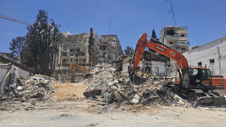 אזור פגיעת הטיל במתחם השוק ברחובות (עיריית רחובות) אזור פגיעת הטיל במתחם השוק ברחובות (עיריית רחובות)