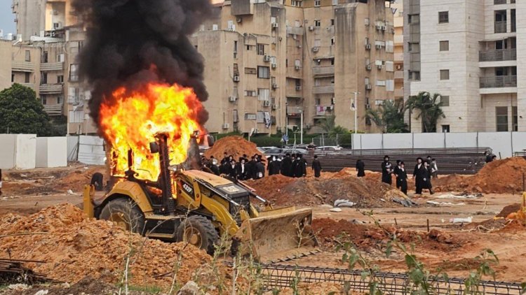 הטרקטור הבוער באתר הבוקר (צילום: חברת אאורה) הטרקטור הבוער באתר הבוקר (צילום: חברת אאורה)