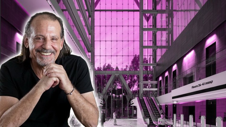 האדריכל אבנר ישר על רקע האטריום בפרויקט לנדמארק שרונה (לוז צלמים, עמית גירון) 