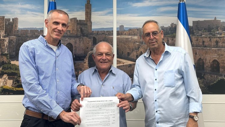 שר הבינוי והשיכון חיים כץ יחד עם ראש עיריית רמת השרון יצחק רוכברגר ומנכ"ל רמי ינקי קוינט (רמ"י) שר הבינוי והשיכון חיים כץ יחד עם ראש עיריית רמת השרון יצחק רוכברגר ומנכ"ל רמי ינקי קוינט (רמ"י)