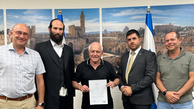 מימין: אריאל אולצוור, מנהל מחוז צפון , יוסי קקון ראש העיר צפת, השר חיים כץ, מנכ"ל משרד השיכון יהודה מורגנשטרן, יורי גמרמן סמנכ"ל בכיר בנייה חדשה (משרד הבינוי והשיכון) מימין: אריאל אולצוור, מנהל מחוז צפון , יוסי קקון ראש העיר צפת, השר חיים כץ, מנכ"ל משרד השיכון יהודה מורגנשטרן, יורי גמרמן סמנכ"ל בכיר בנייה חדשה (משרד הבינוי והשיכון)