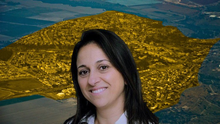 עו"ד נילי ידגר על רקע בית שאן (אלעד ברנגה, עומר ברנר, ויקיאייר, ויקימדיה) עו"ד נילי ידגר על רקע בית שאן (אלעד ברנגה, עומר ברנר, ויקיאייר, ויקימדיה)