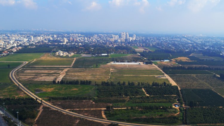 רמת השרון במבט מהאוויר (עמוס מרון, ויקימדיה) רמת השרון במבט מהאוויר (עמוס מרון, ויקימדיה)