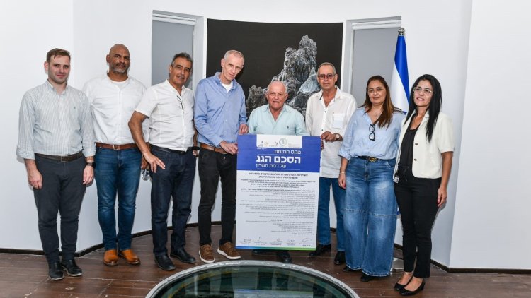 החתימה על הסכם הגג ברמת השרון (רן לוי) החתימה על הסכם הגג ברמת השרון (רן לוי)