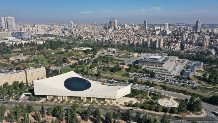 קריית הממשלה בירושלים במבט מלמעלה (חזקי מוזס, ויקימדיה) 