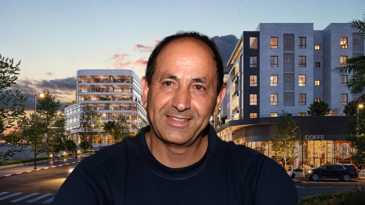 רמי לוי על רקע הדמיה של הפרויקט בראש העין (דוד אזגורי, ויקימדיה , V5 אדריכלים)