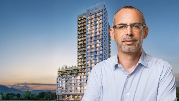 אבישי קימלדורף, מנכ"ל שיכון ובינוי נדל"ן, על רקע הדמיית הפרויקט במתחם תעש השלום (מיכה לובטון, מילבאוור אדריכלים ) אבישי קימלדורף, מנכ"ל שיכון ובינוי נדל"ן, על רקע הדמיית הפרויקט במתחם תעש השלום (מיכה לובטון, מילבאוור אדריכלים )