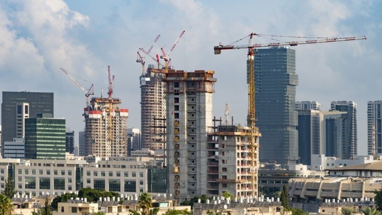 בנייה בתל אביב (שאטרסטוק) בנייה בתל אביב (שאטרסטוק)