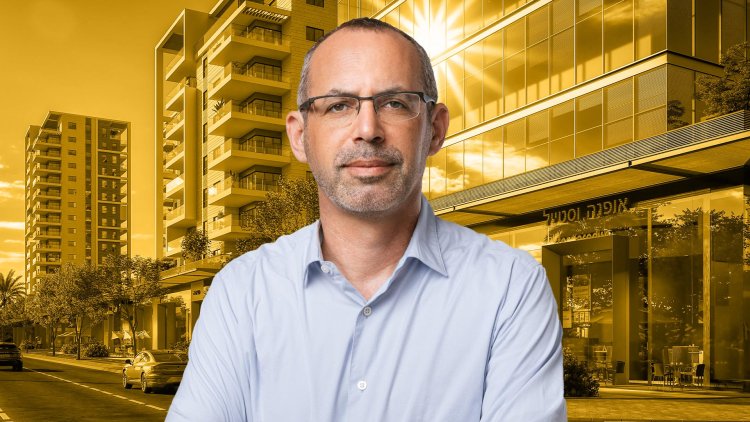 אבישי קימלדורף, מנכ"ל שיכון ובינוי נדל"ן, על רקע הדמיה של התוכנית בכפר יונה (מיכה לובוטון, כנען שנהב אדריכלים) אבישי קימלדורף, מנכ"ל שיכון ובינוי נדל"ן, על רקע הדמיה של התוכנית בכפר יונה (מיכה לובוטון, כנען שנהב אדריכלים)