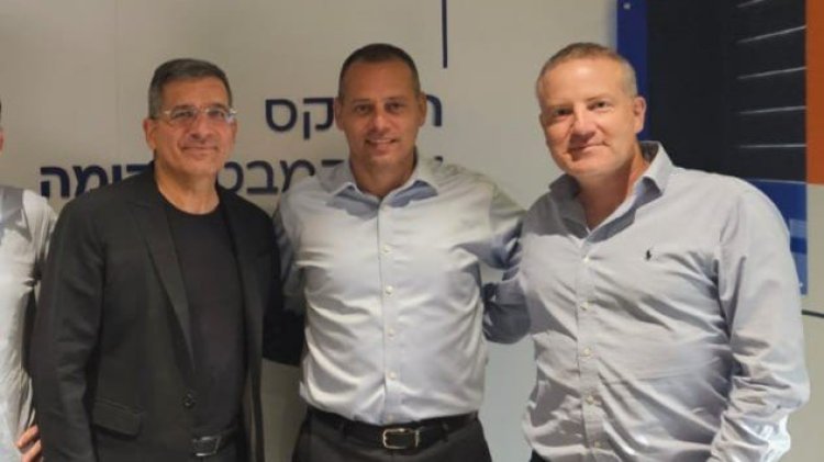 מימין: מנהל מח' הנדל"ן בהפניקס קפיטל פרטנרס גיא פורת, מנכ"ל הפניקס אייל בן סימון ובעל השליטה באאורה יעקב אטרקצ'י (אאורה) מימין: מנהל מח' הנדל"ן בהפניקס קפיטל פרטנרס גיא פורת, מנכ"ל הפניקס אייל בן סימון ובעל השליטה באאורה יעקב אטרקצ'י (אאורה)