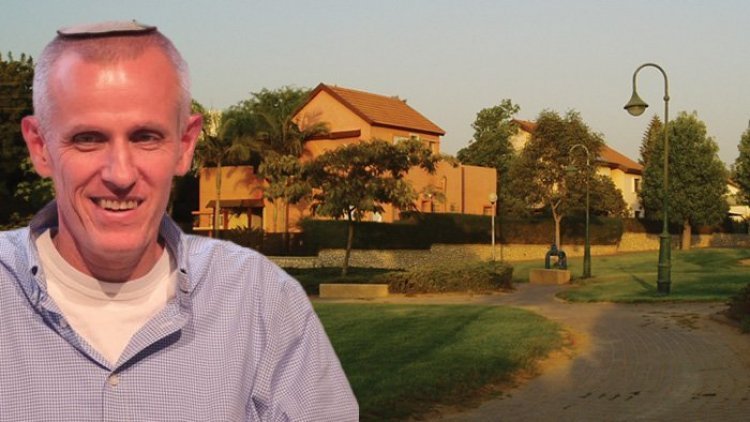 ינקי קוינט על רקע להבים (רועי טפר, User:BACbKA ויקימדיה) ינקי קוינט על רקע להבים (רועי טפר, User:BACbKA ויקימדיה)