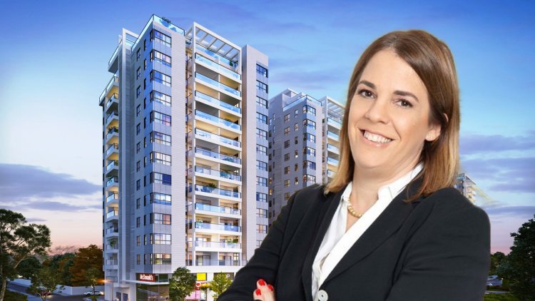 עו"ד מאיה אשכנזי על רקע הדמיה של הפרויקט בגבעת שמואל (צביקה שסל) עו"ד מאיה אשכנזי על רקע הדמיה של הפרויקט בגבעת שמואל (צביקה שסל)