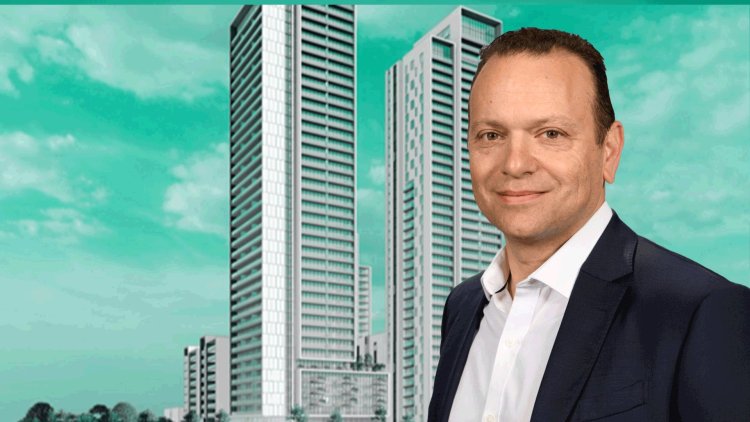 מנכ"ל אזורים עדי דנה על רקע הדמיה של הפרויקט בנתניה (רמי חכם, 3Division) מנכ"ל אזורים עדי דנה על רקע הדמיה של הפרויקט בנתניה (רמי חכם, 3Division)