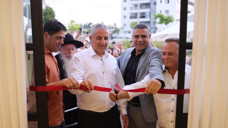 מימין: שלום שטרית, אושרי שלוש, רונן מרלי, הרב ישעיהו מייטליס, רב העיר נהריה ואלי יתח (יעקב מדר)