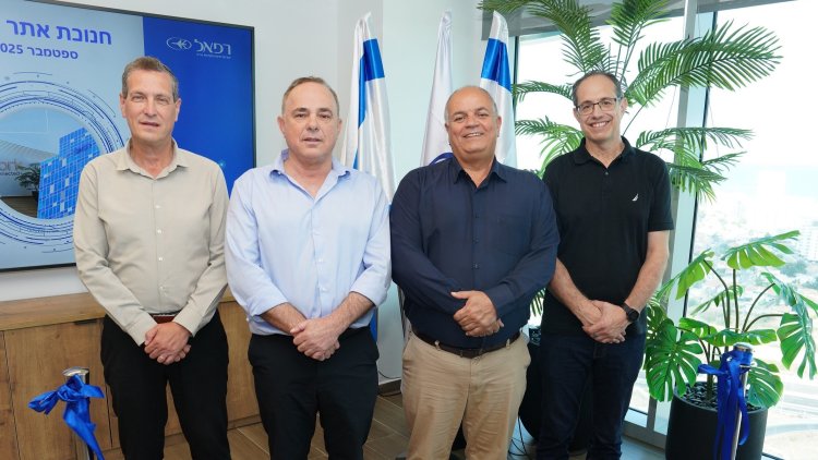 מימין: עמית צימר- סמנכ"ל בכיר אגף רמו"ת, יואב תורג'מן- מנכ"ל רפאל, יובל שטייניץ- יו"ר רפאל, צחי גליקמן- סמנכ"ל בכיר בחטיבת התפעול (באדיבות רפאל)