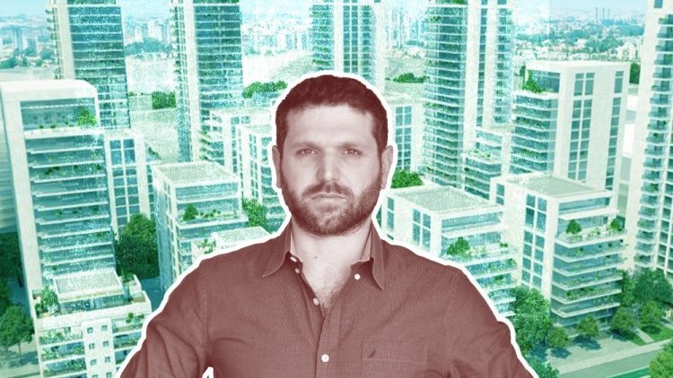 דניאל נמרודי על רקע הדמיה של תוכנית הענק ברמלה (aa סטודיו)