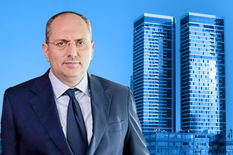 מוטי בן משה על רקע הדמיה של הפרויקט בנחלת יצחק (כפיר זיו, יסקי מור אדריכלים)