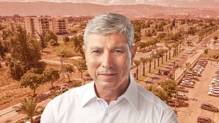 ראש עיריית קריית אתא יעקב פרץ על רקע העיר (ראובן קפוצ'ינסקי, שאטרסטוק)